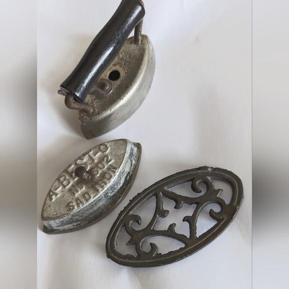 Antique cast iron Iron - Picture 1 of 5